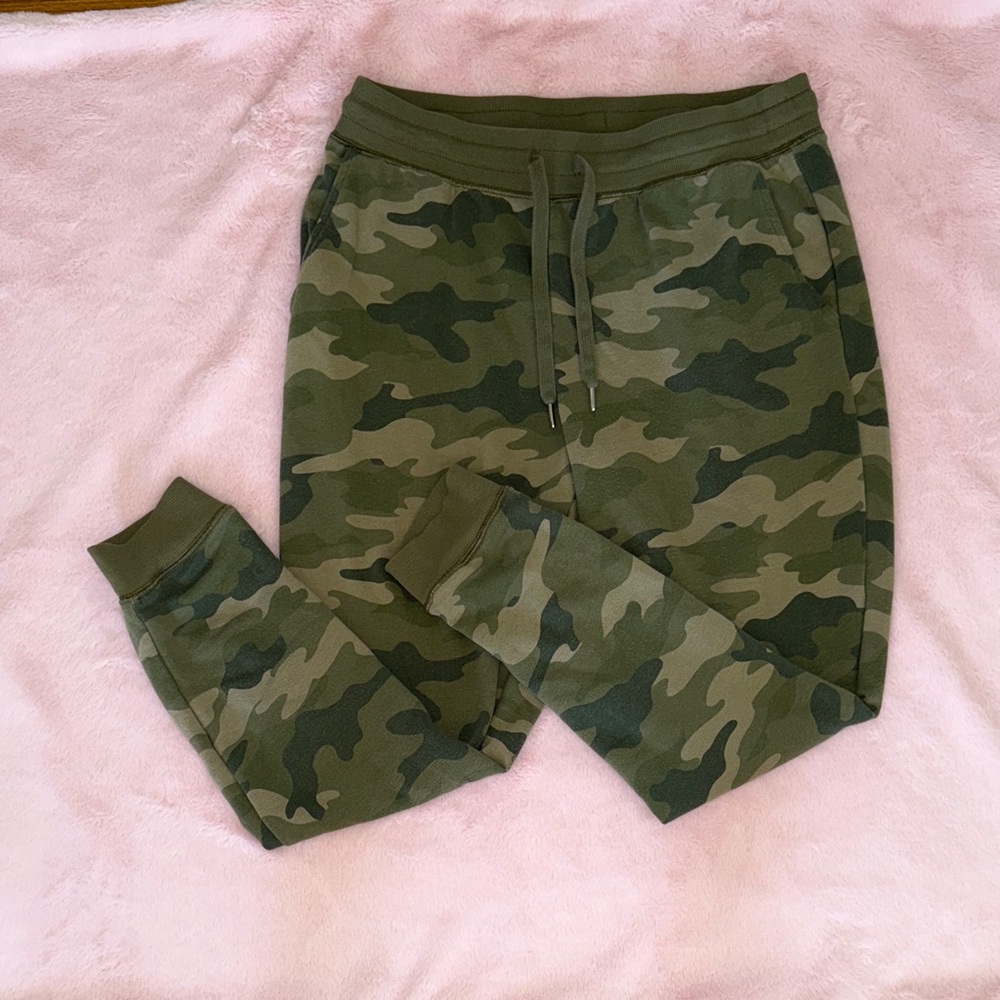 Old Navy Camo Joggers ** Bundle 5+ items and name your offer!!! 💖💞